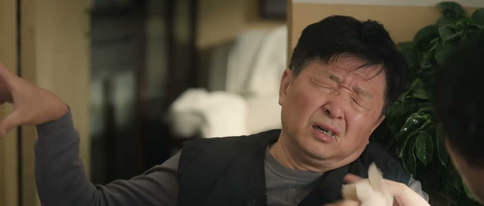 老了 老了 咋成碎娃了嘛 爸