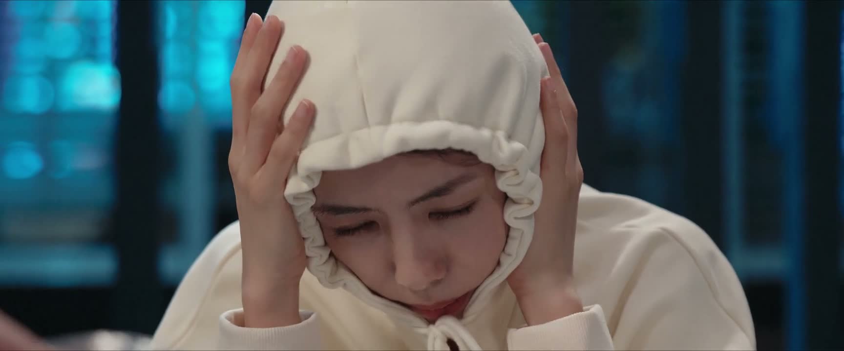 我们这个地方空调开得太大了 冻得我头直疼