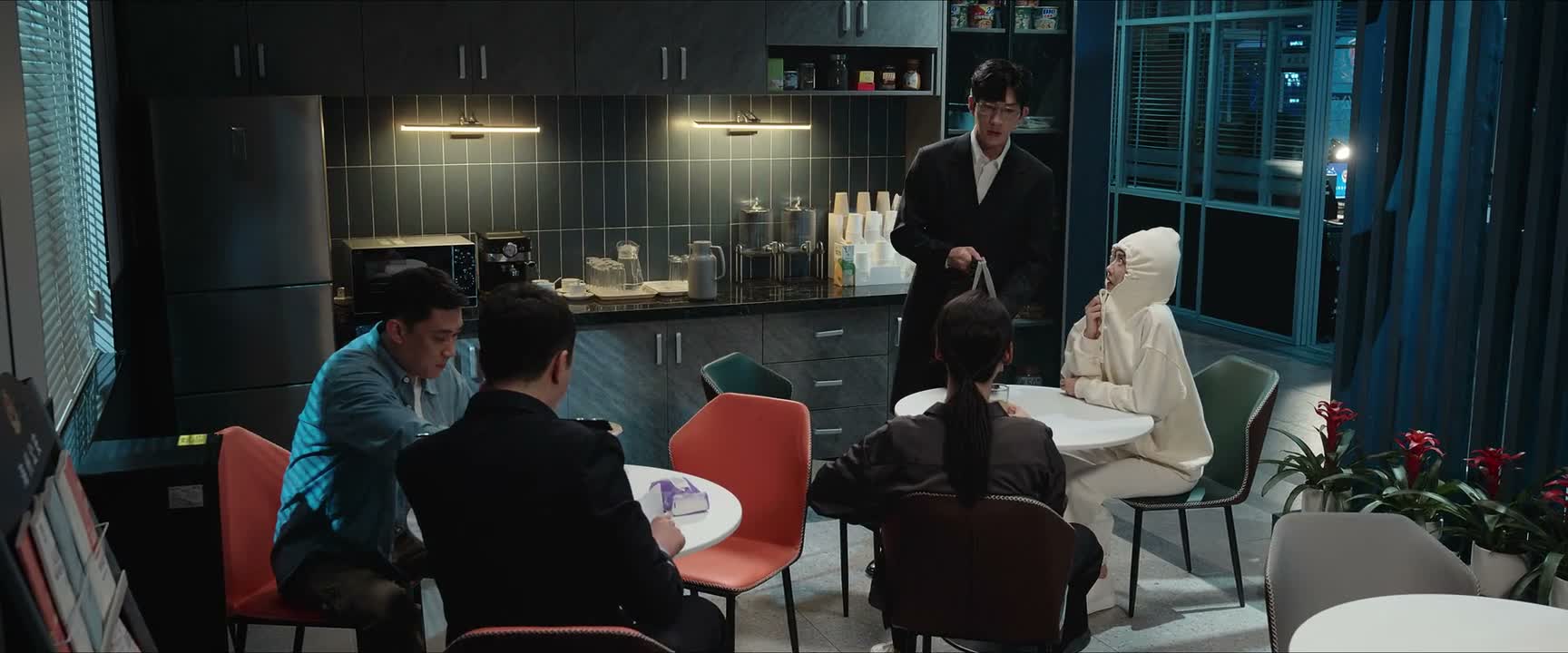 一起吃点儿 不必了 我吃狗粮就够了