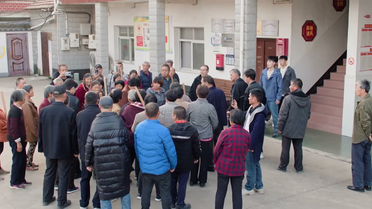 不是大家冷静一下好不好 让一下 让一下 让一下