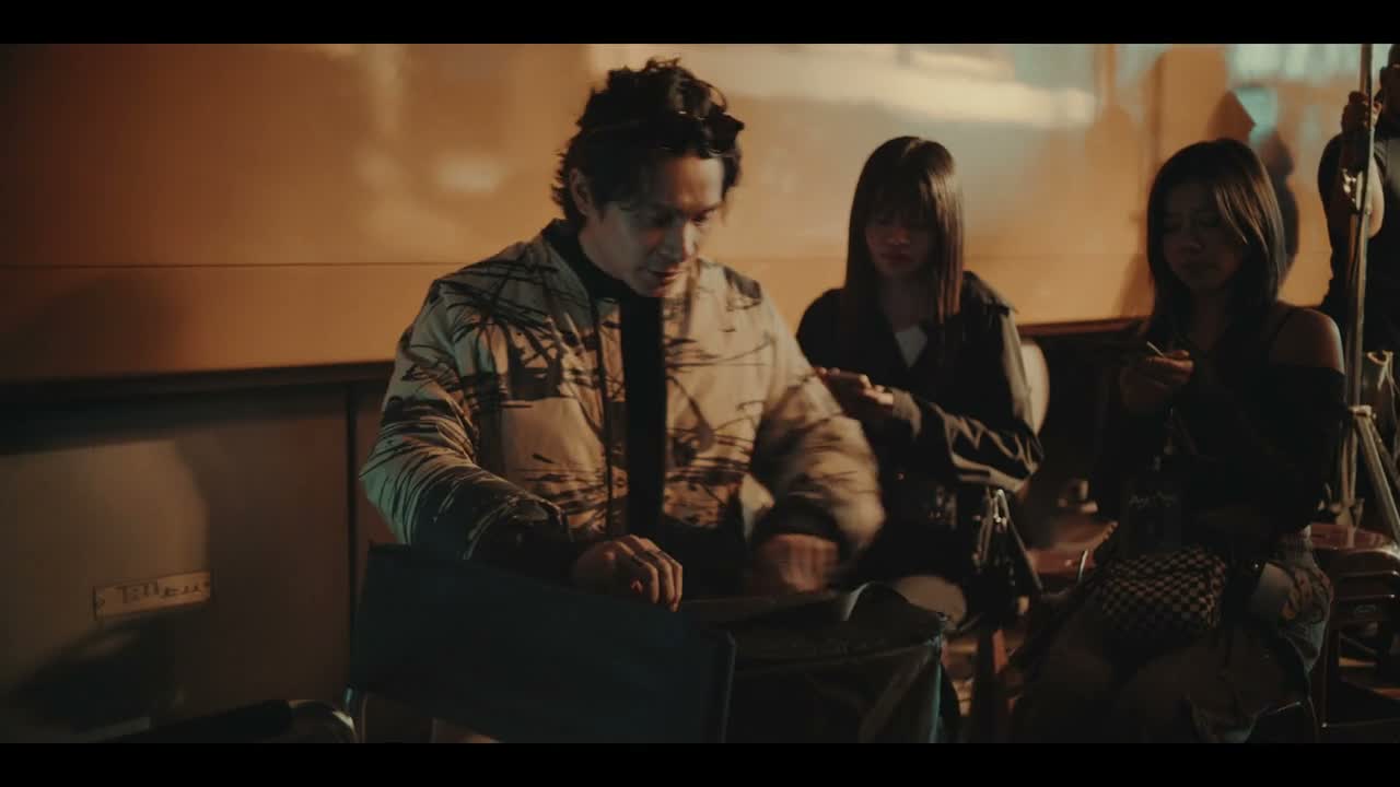 - 导演呢? - 导演在跟演员讲戏