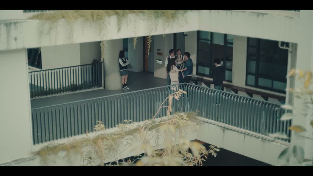 - 没事 没事啦 - 是他自己跌倒的啦