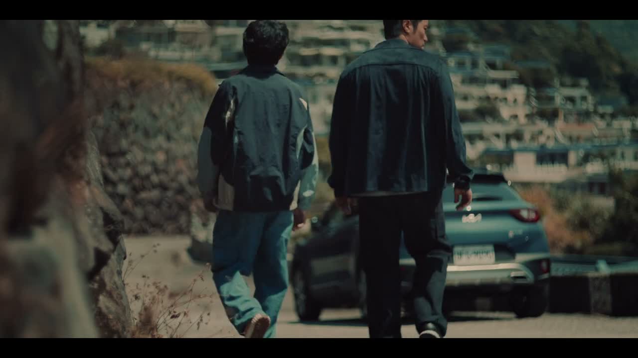 - 要不要坐我们车下山啊？ - 不用 他有事