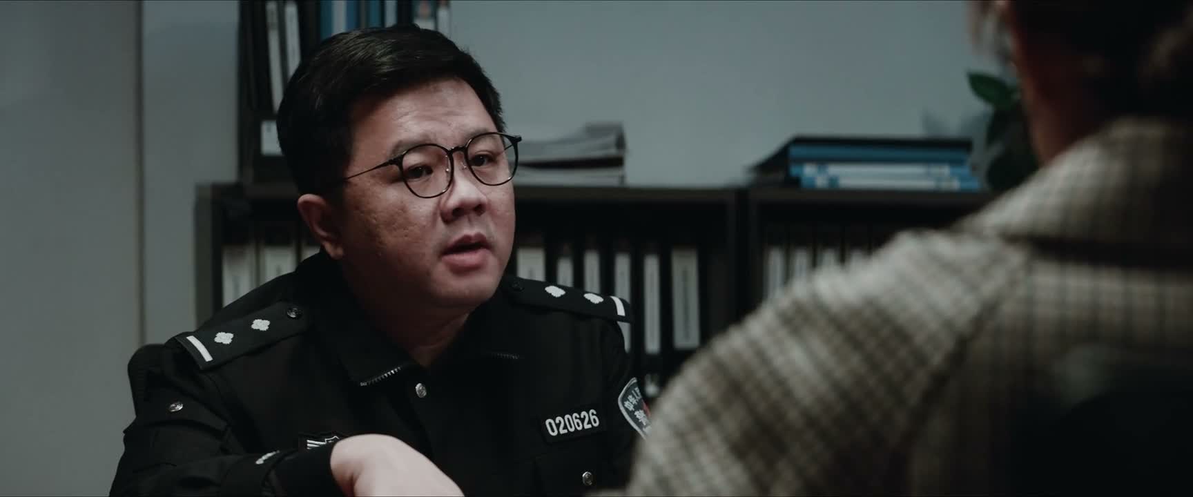 发现了满满一箱的奢侈品
