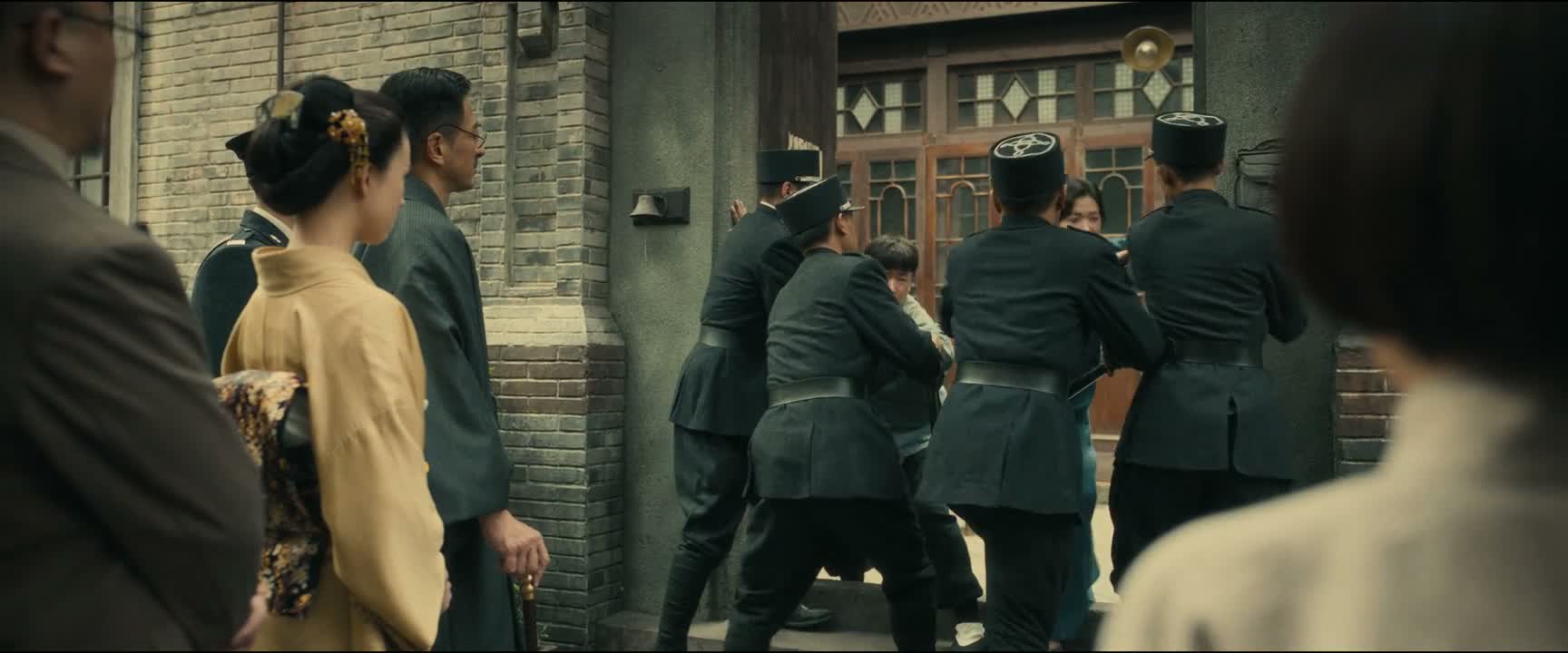 不许进 走 走 不许进 慢着