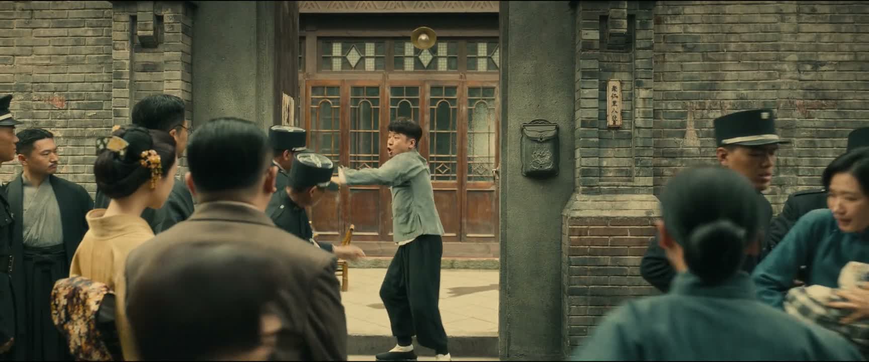 躲开 走 躲开 走 这是我们的房子