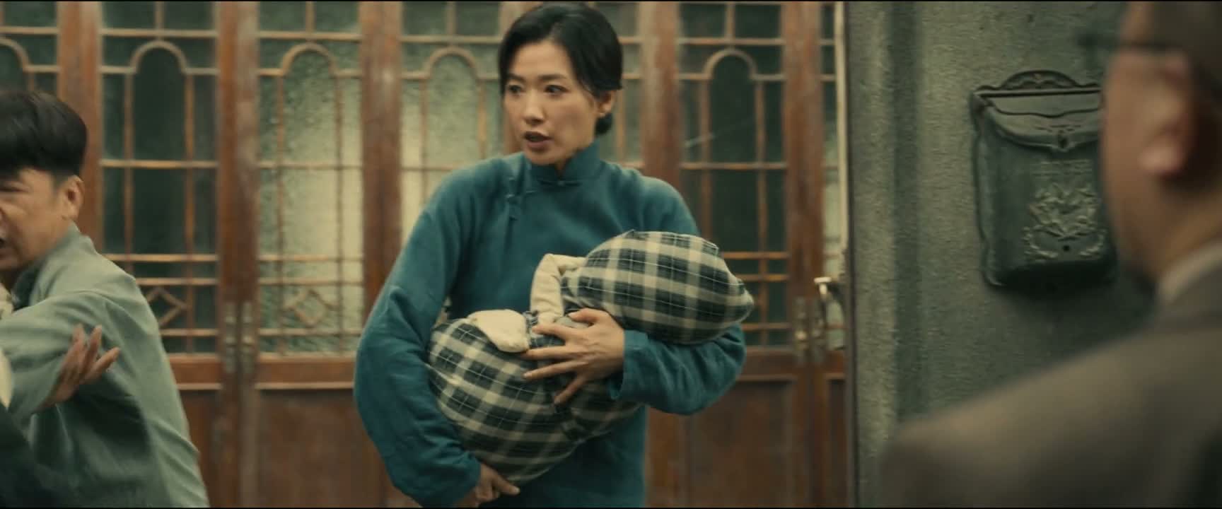 你们不许进去 谁敢动 干什么 这是我们的房子