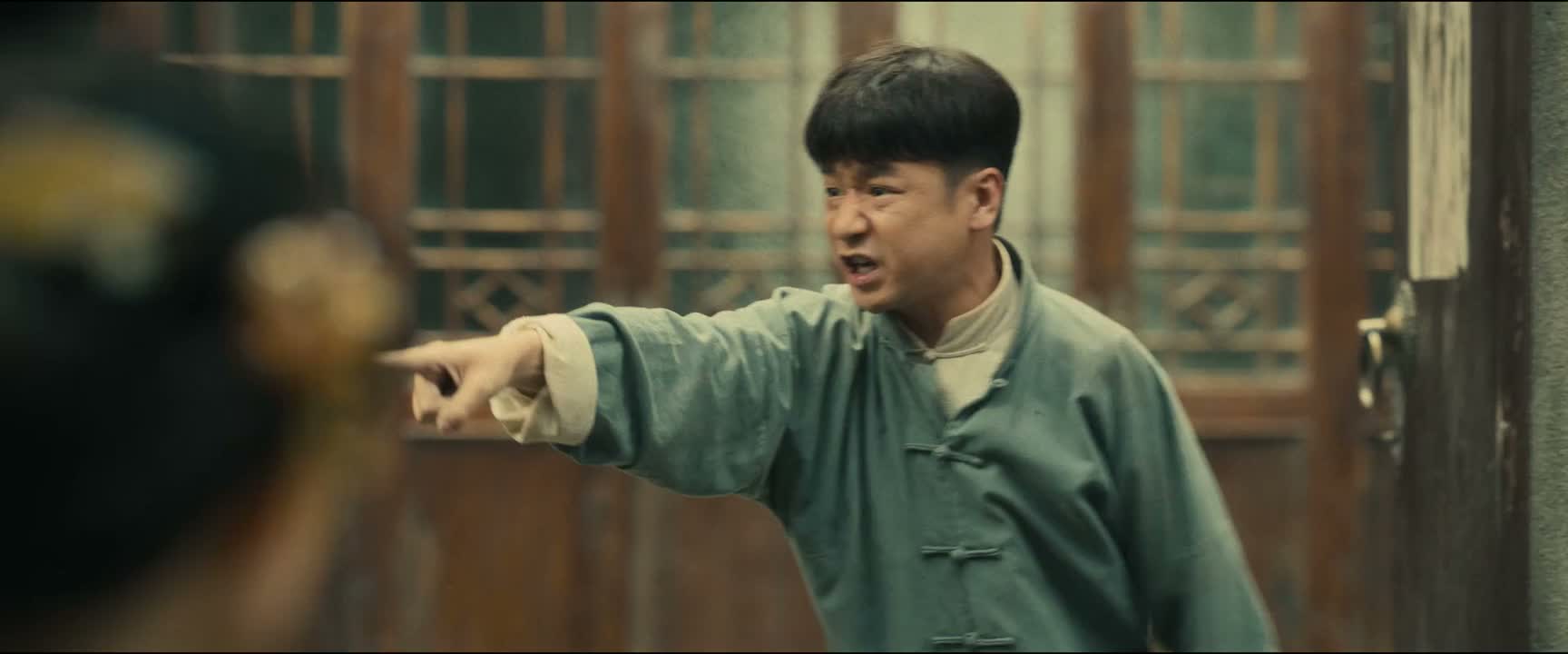 你们就这么欺负 一个女人老人孩子是吗
