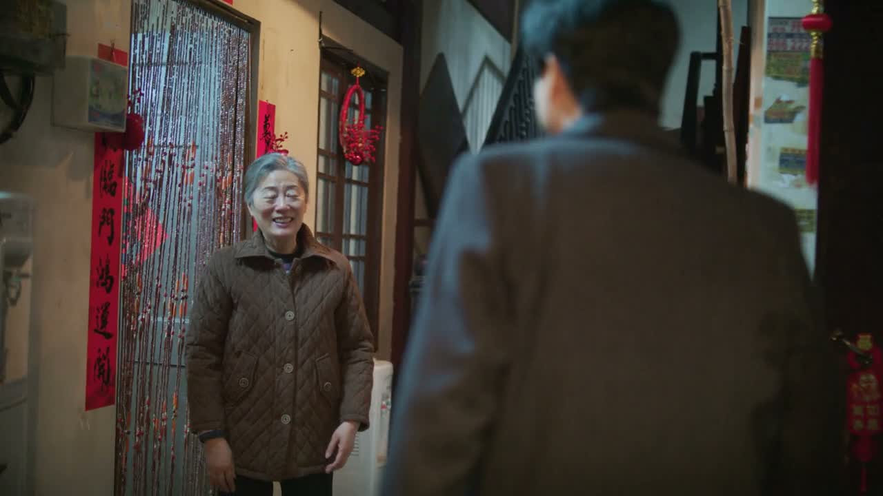 阿婆 新年好啊 您身体真硬朗