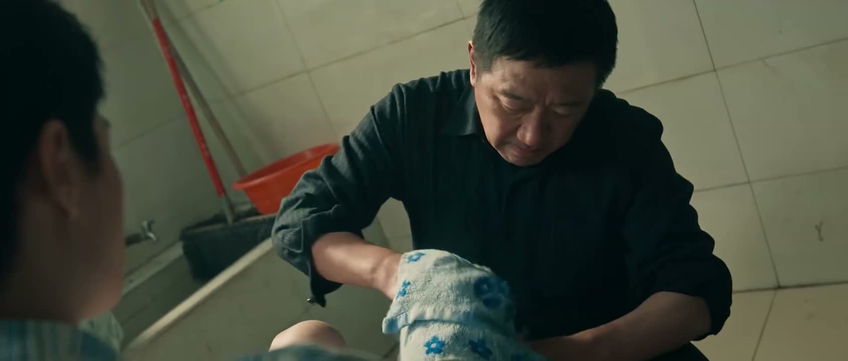 爸爸都没给你换过尿布的