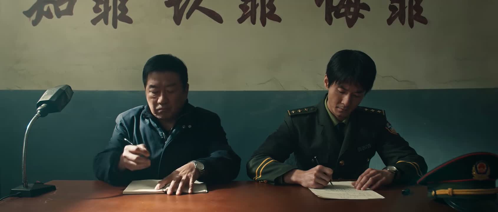 她在外头还勾搭了一个
