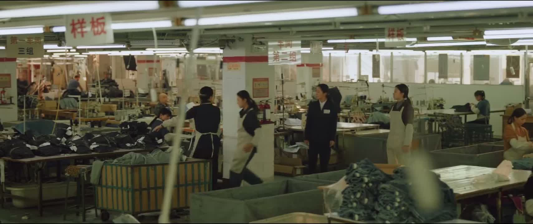 你把这儿整理一下 你到那边开扣眼