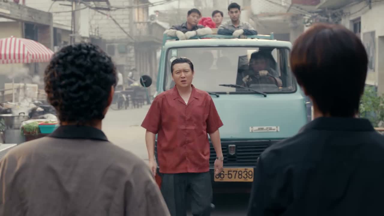 你们在这里拦着路 干什么呢