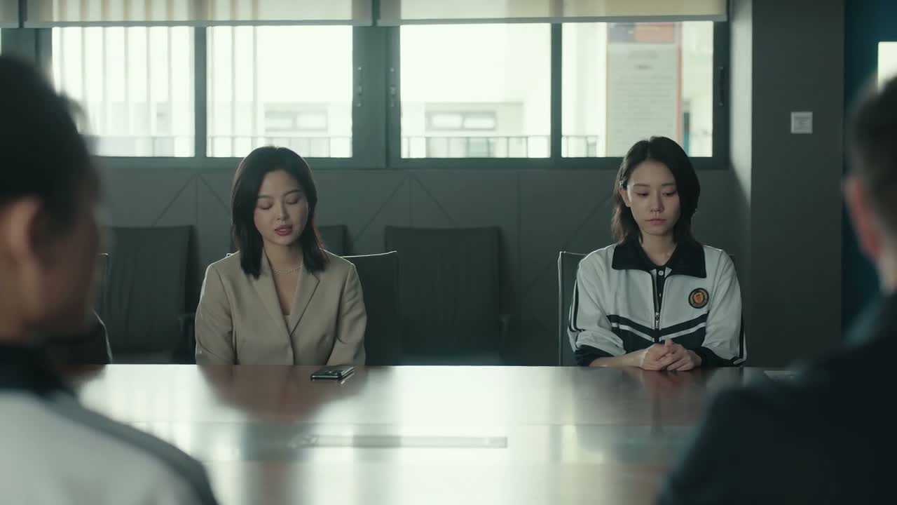 她们俩还是在这儿的好