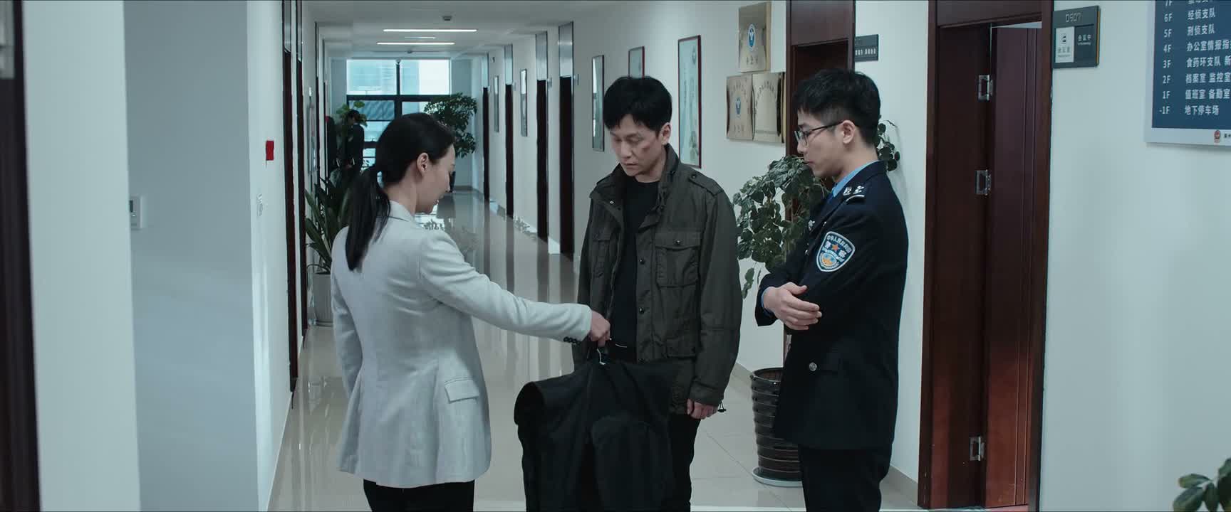 给你准备了一套新警服 换上吧