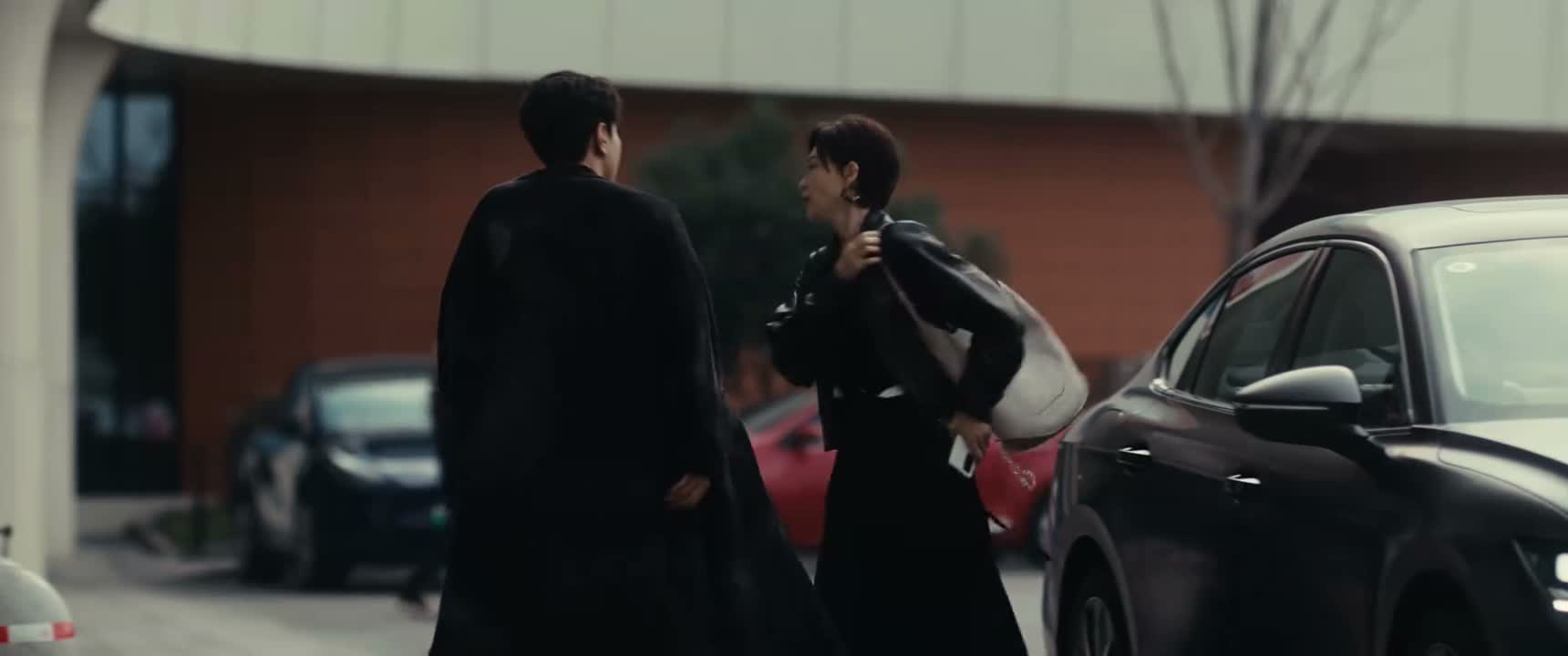 我爸还在上面吧 还在 你不会要上去吧
