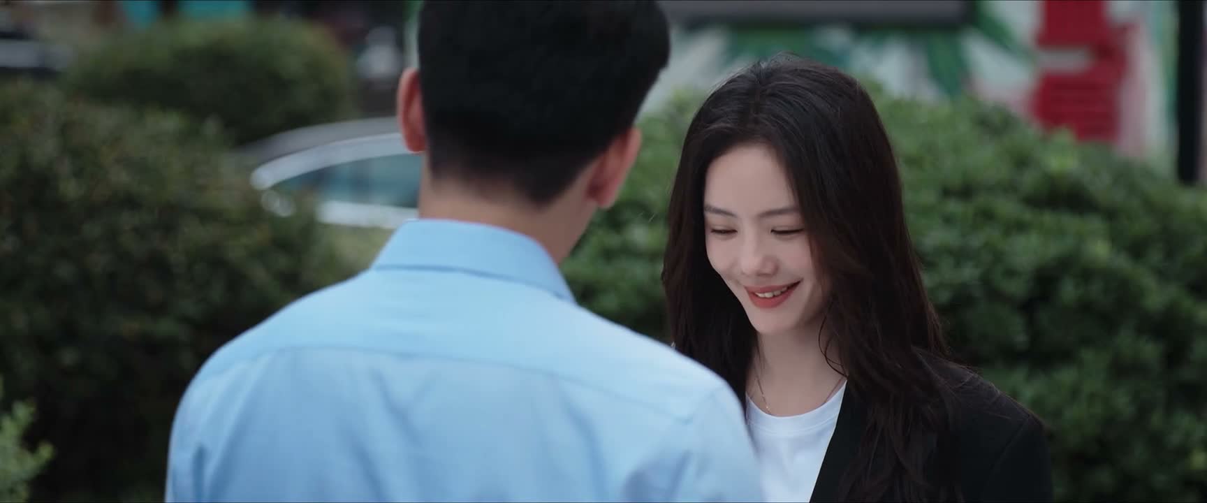 你哥要是在这儿啊 又得说你小姑娘乱穿衣