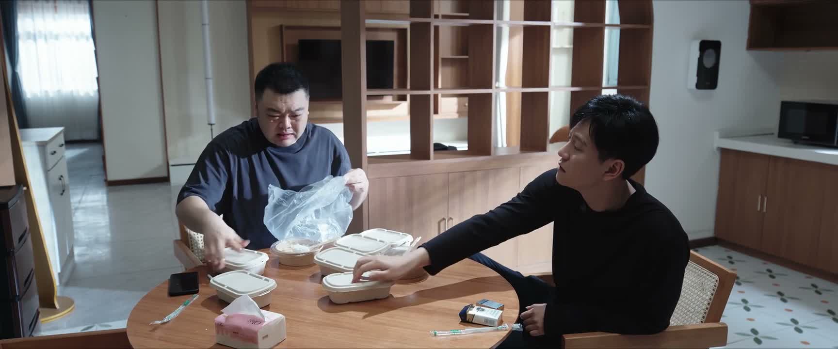 现在呀 就看不了桌子乱 你说闹不闹心