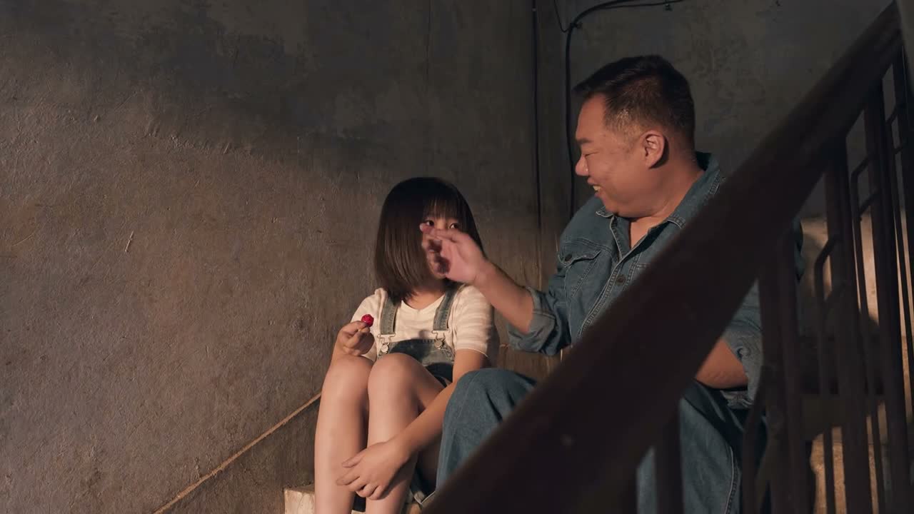 行了 别哭了啊 咱回家去了