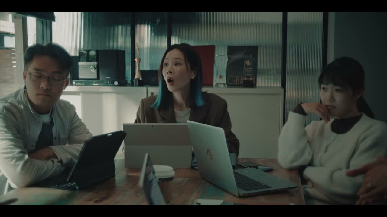 后面会出现一个 跟男主角长得一模一样的人
