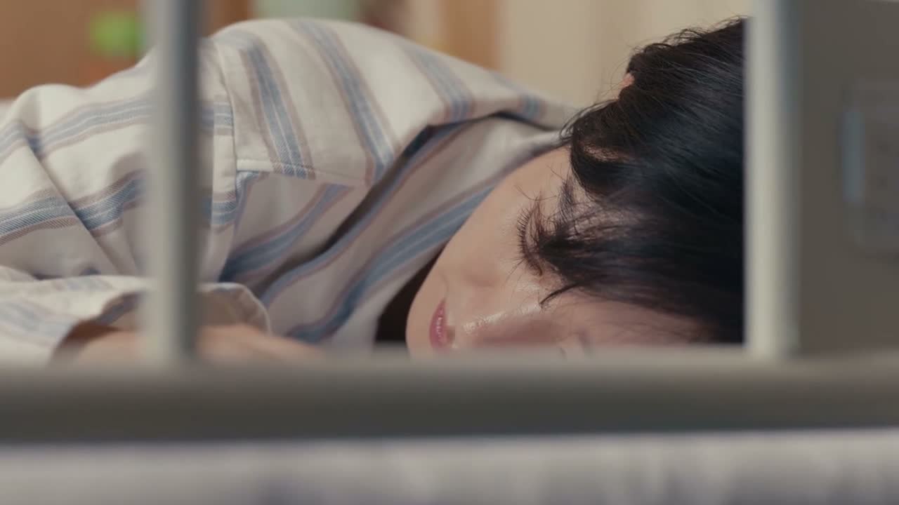 聚集了多达四百人 那挤满了