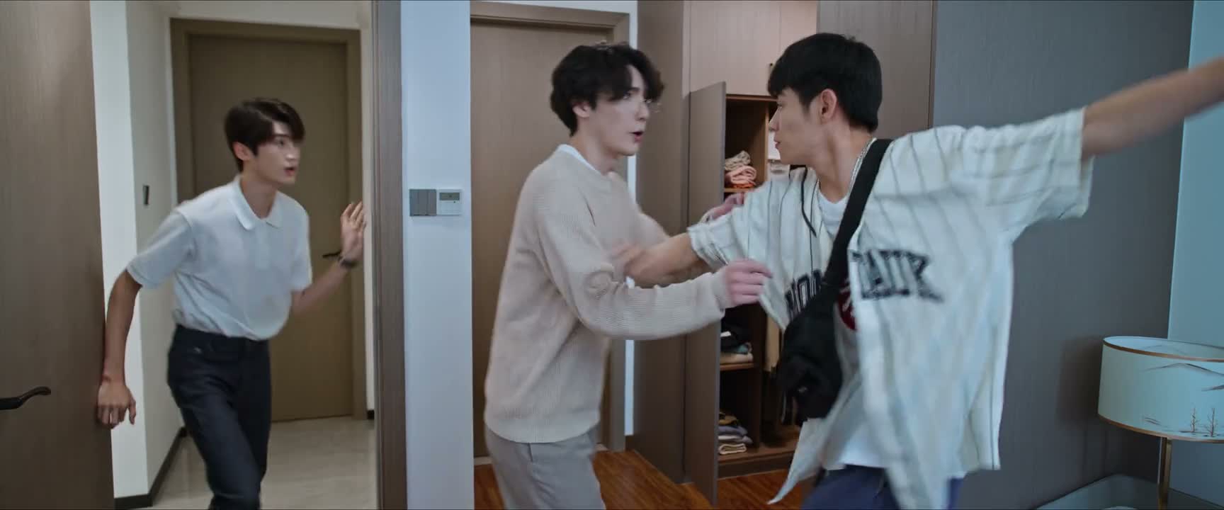 把手机给我 向梓哥没什么 手机给我