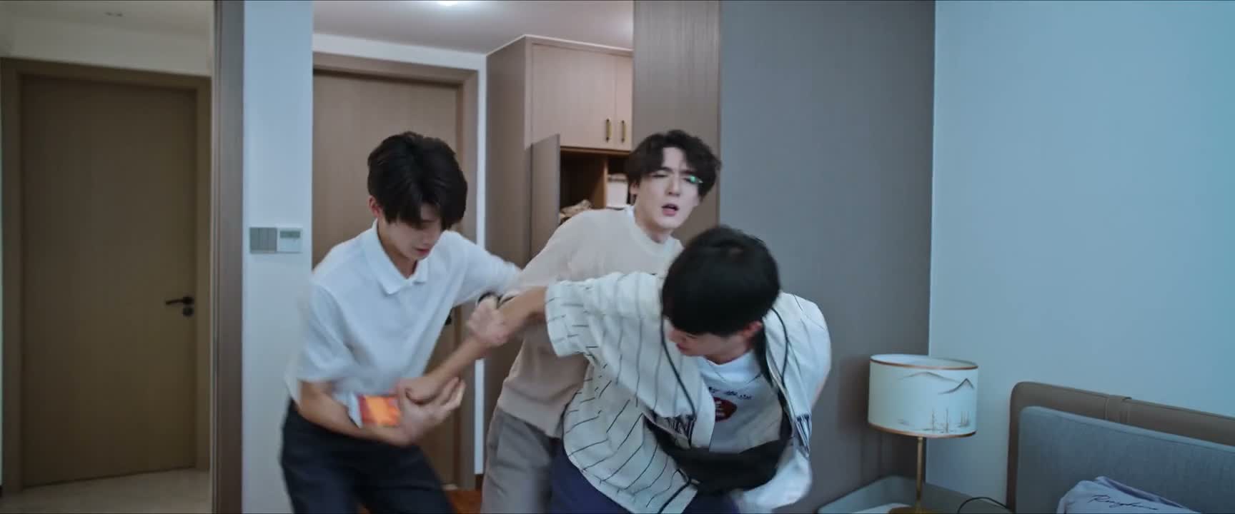 没什么向梓哥 走 手机给我 老秦拉着他