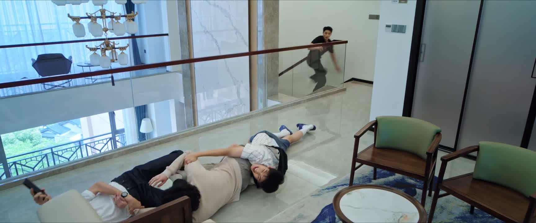 我挂着他呢 把手机给我 我挂着他呢 手机还给我