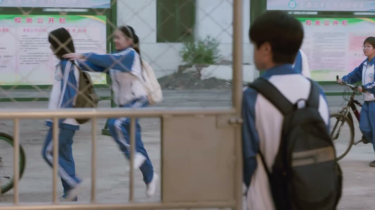 看啥呢你 你属螃蟹的啊
