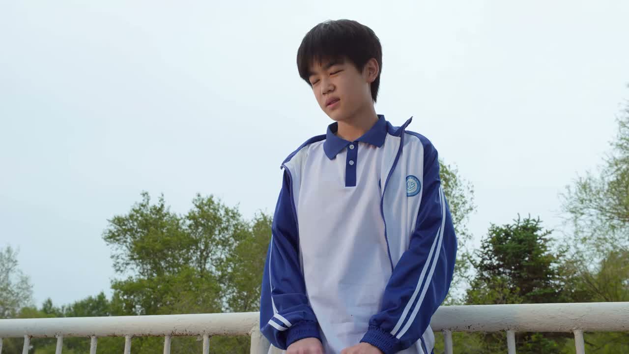 你实在不行赶紧配个眼镜去