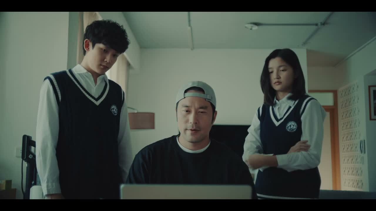 周可杰才慢慢地走出来