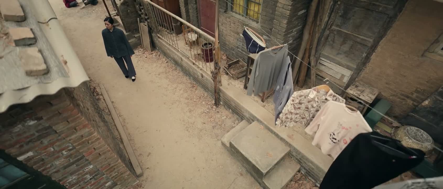 没让你睡在马路上啊
