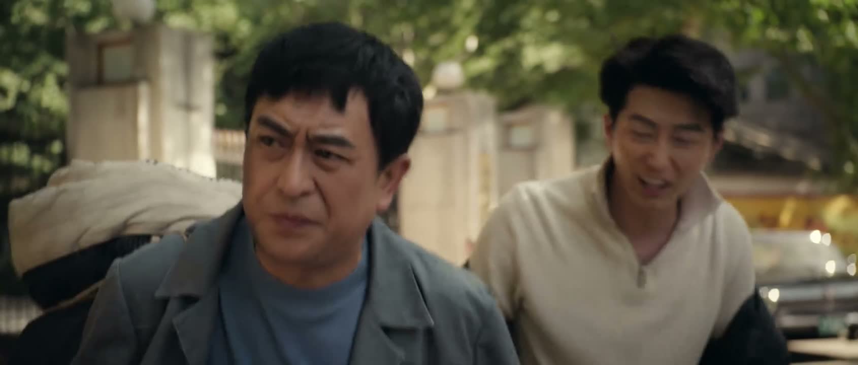 手里有枪呢 危险得很