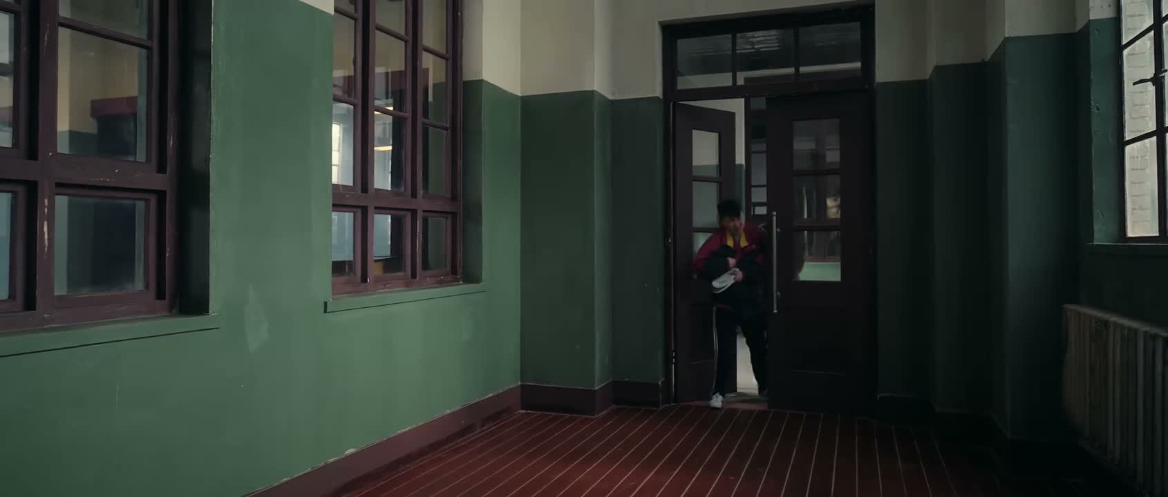 谁让你跑得慢被逮住