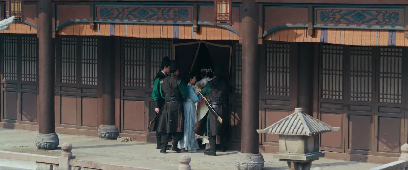 磨蹭啥呢 快点进去 大胆