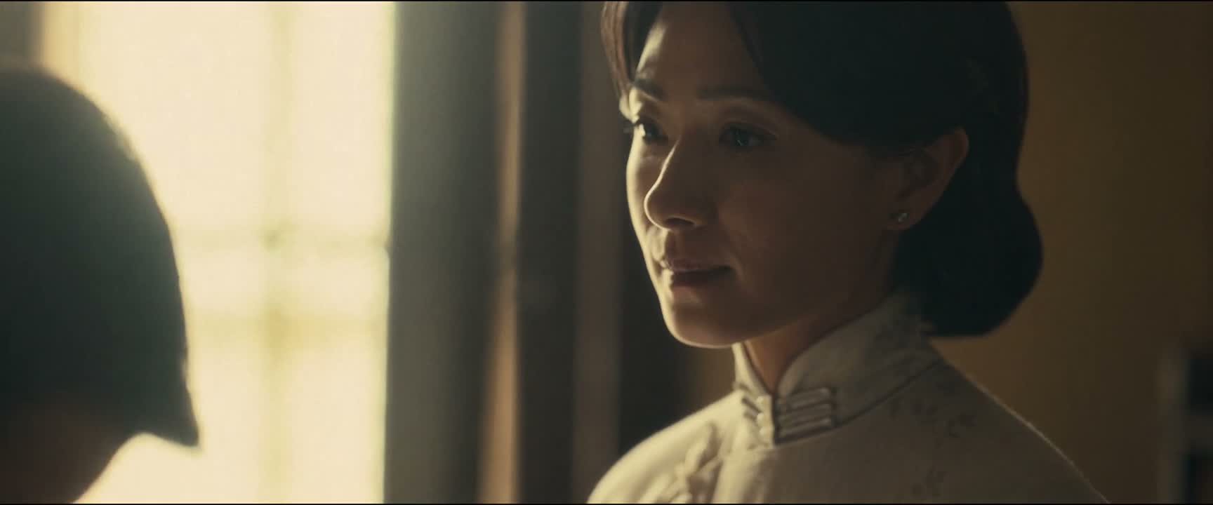 别让他老拿着报纸看 免得穿帮