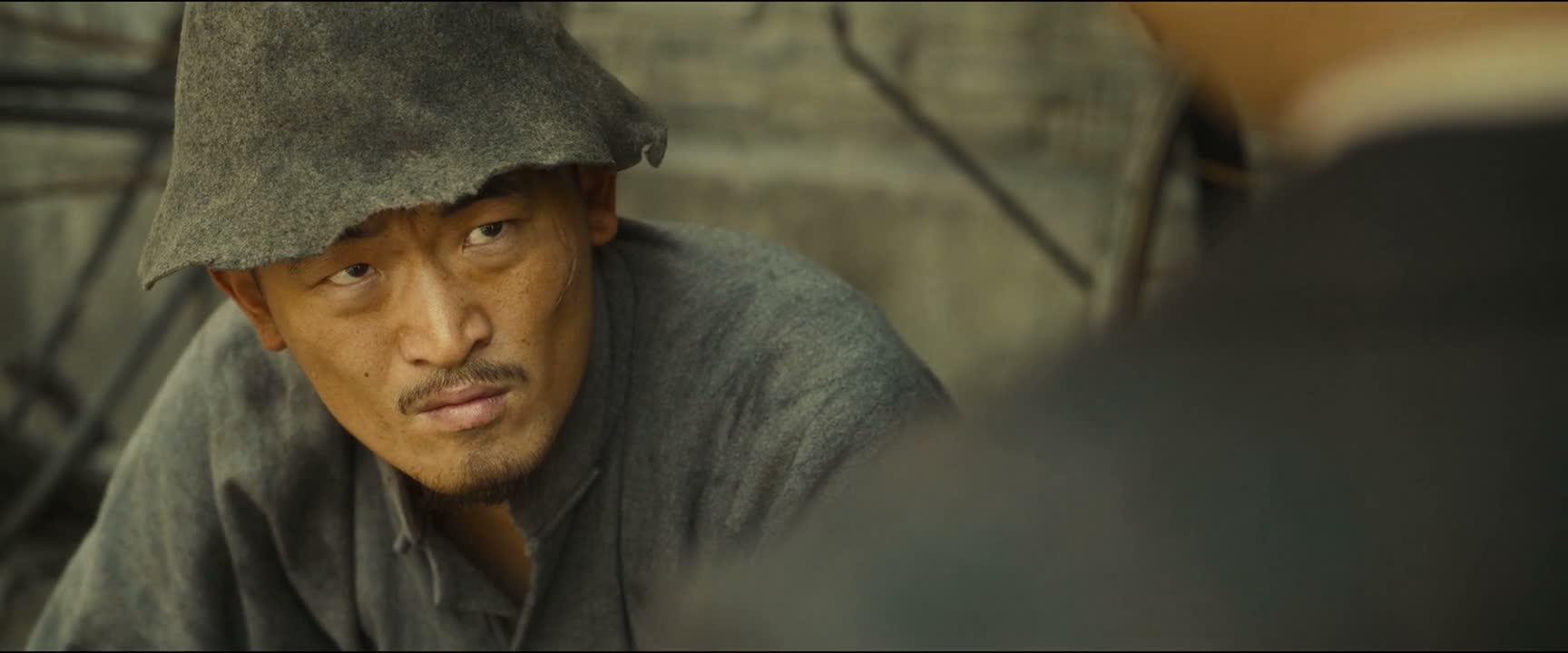 是从死人堆里爬出来的