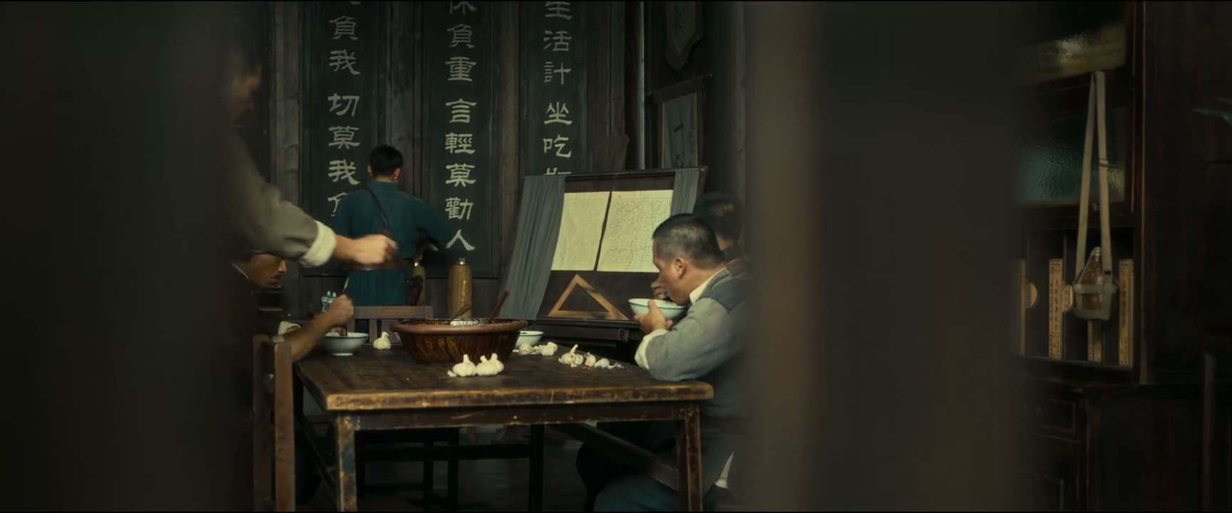 只不过是因为太害怕了 才不得已地为日本人服务