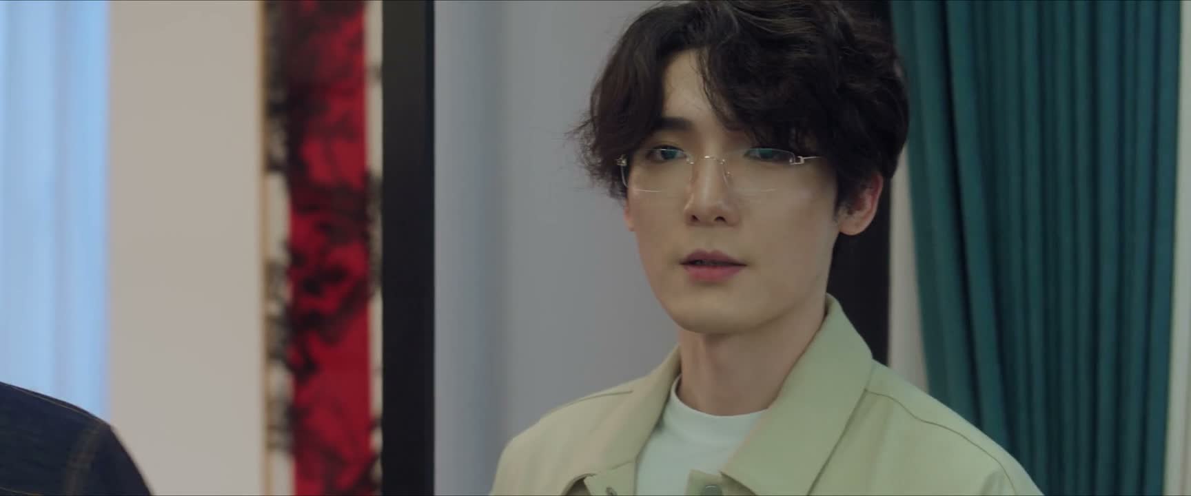 师妹 你就在这个沙发这 稍等一下