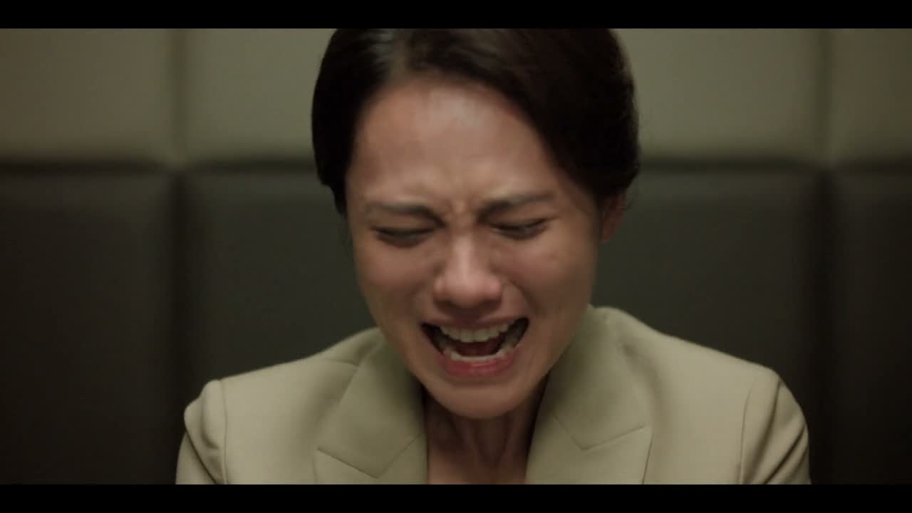 她就是个骗子