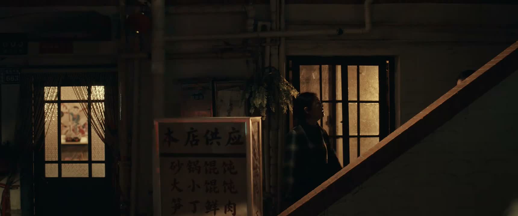 来 进来坐吧 阿姨给你做碗馄饨
