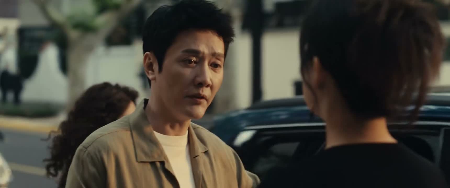 麻烦你不要靠近 以免车子碰到你
