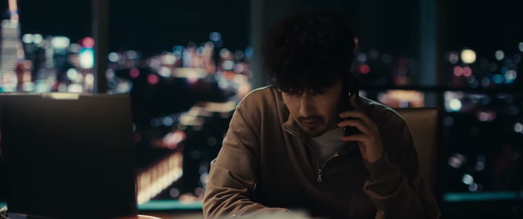 是不有一个叫何为的老头子 在你们那儿办入住了