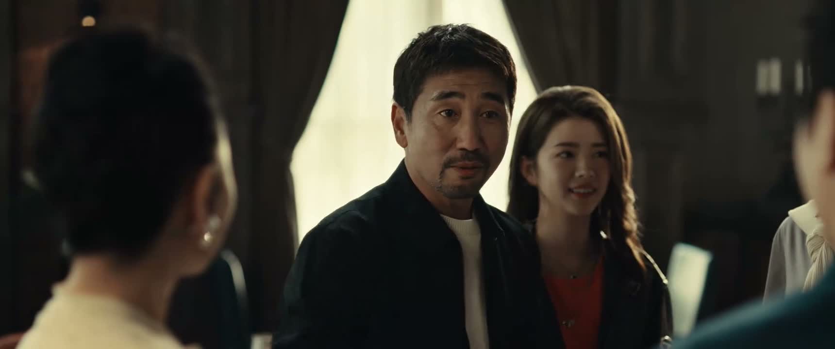坐吧 别站着了 坐 坐