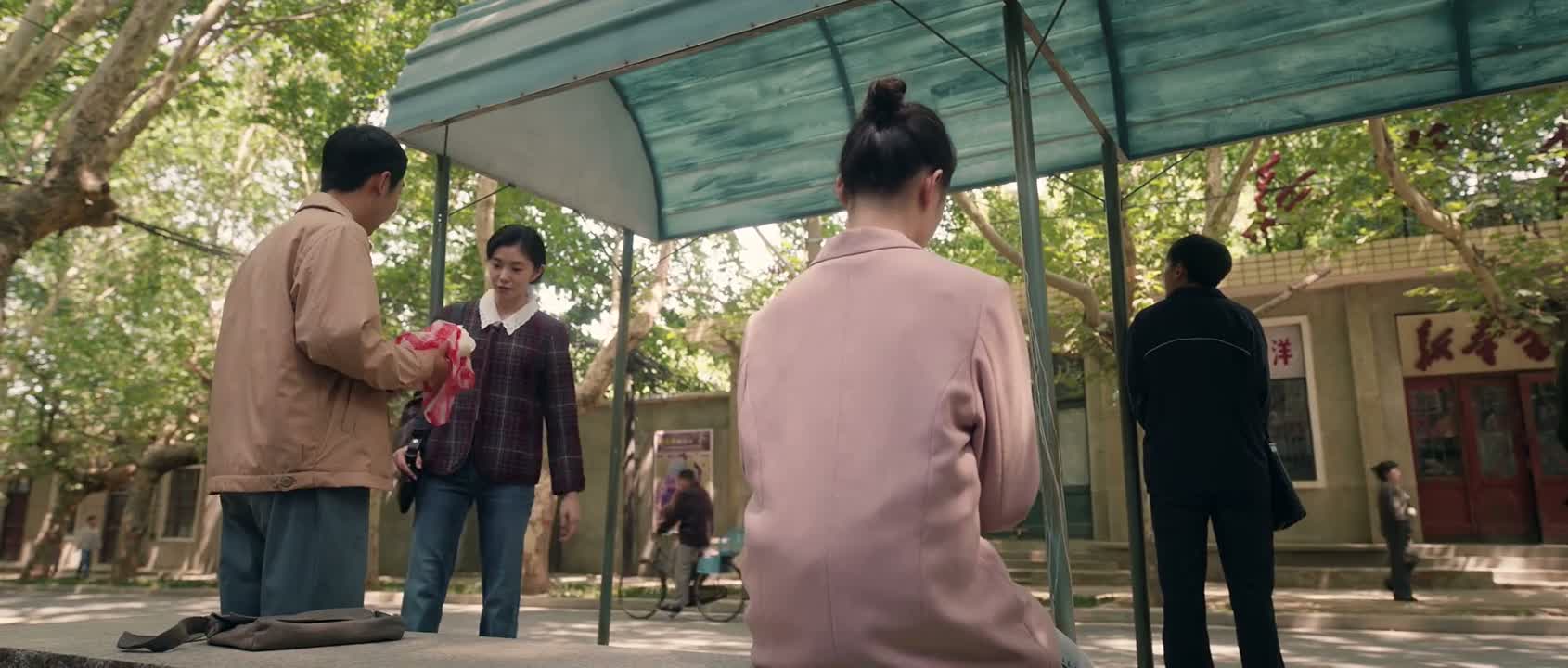 啥书看得这么入迷呀 你看