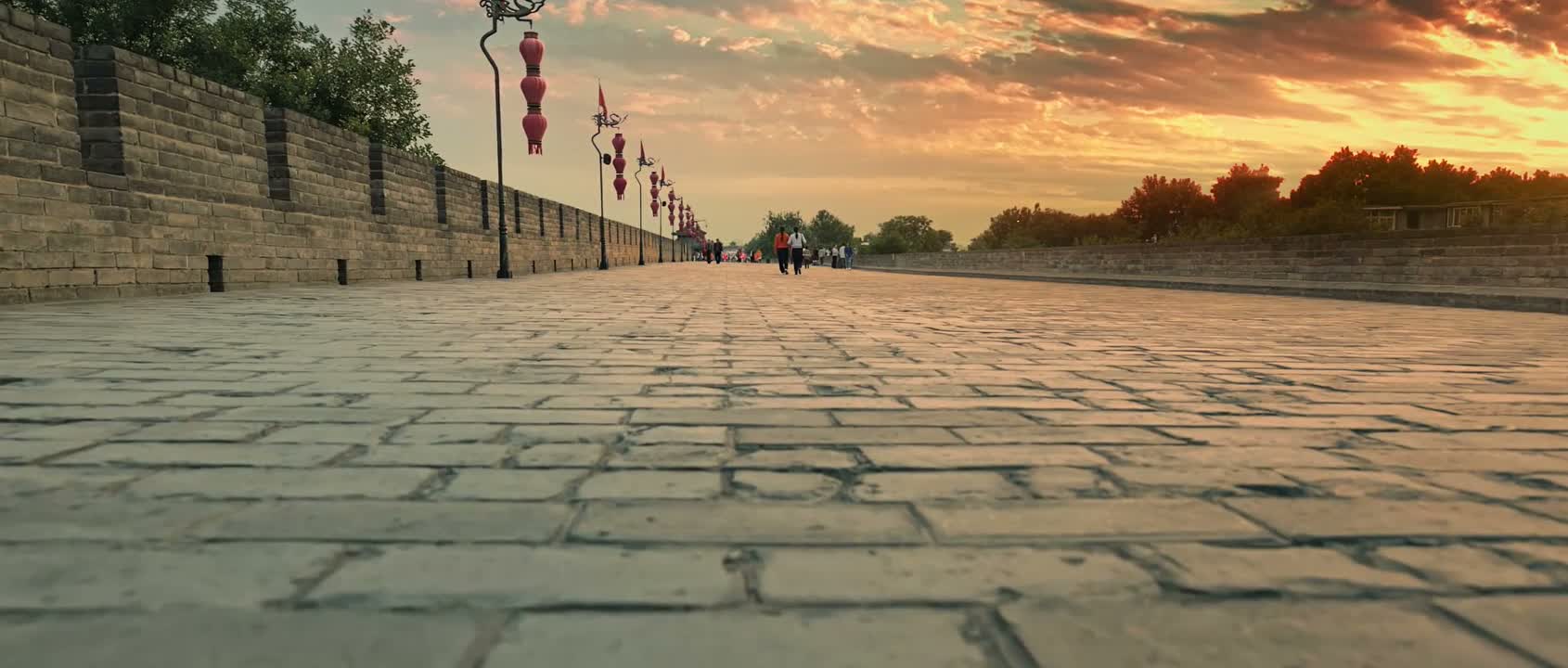 这上头真宽啊 都能跑车了