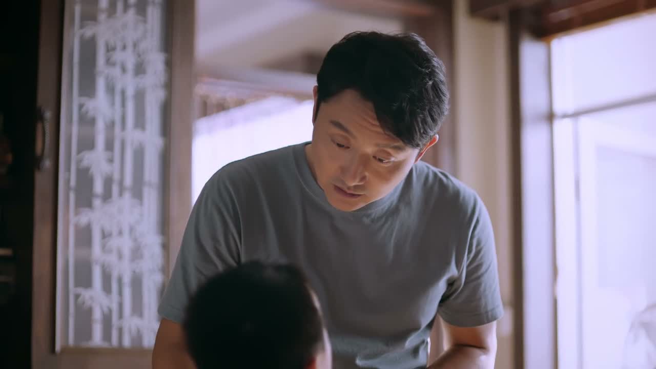 是哥哥 是不是得让着她啊