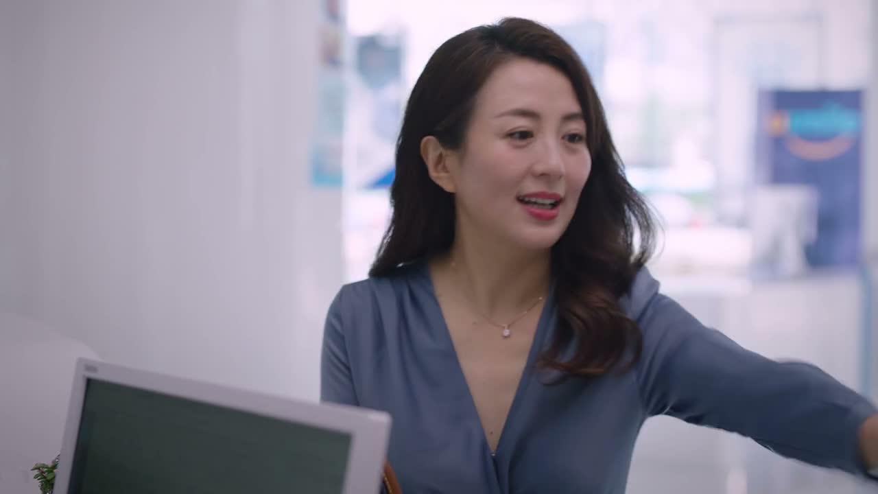对了 来 把礼物给我