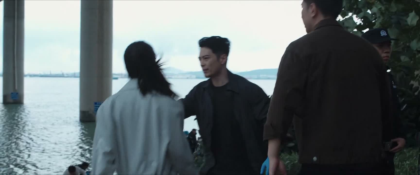 干吗 现在人太多了 赶紧把警戒线再往外拉一拉