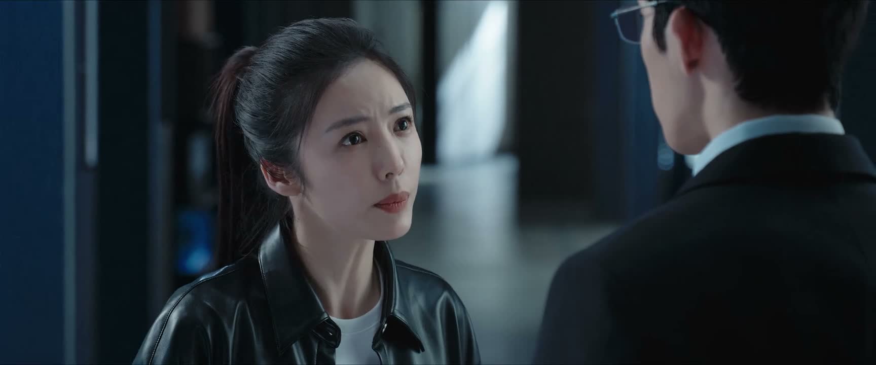 那你也不能跑到我单位来啊 我正开着会呢